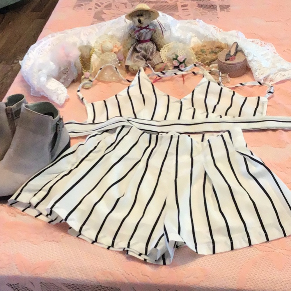 2 piece short set. Size M white/blue stripe